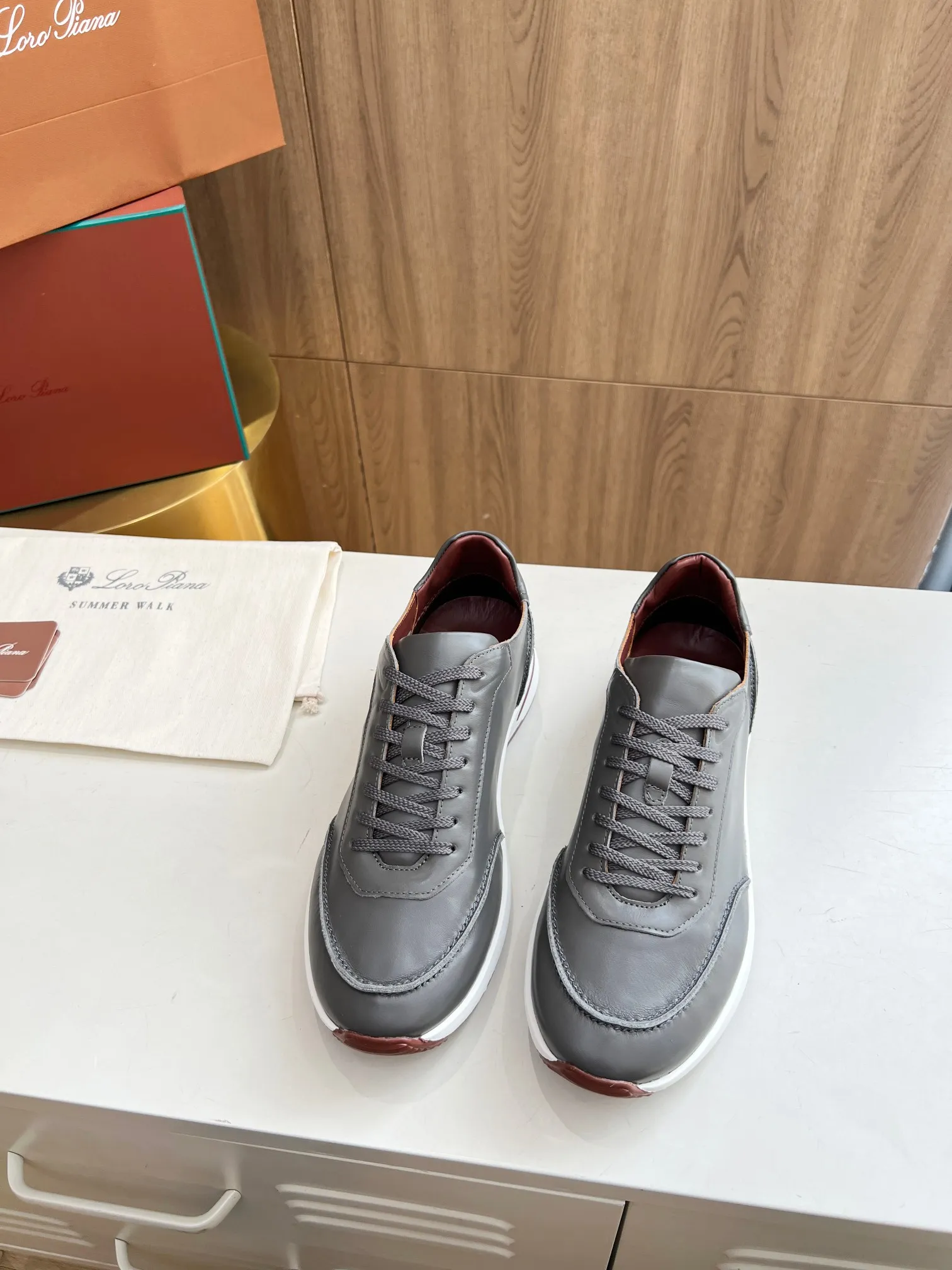 Men's Men's Shoes 💰620 👑Loro Piana* Purchase the original 1:1 copy. Founded the existing Loro Piana company on April 24, 1924. It is now the sixth generation of family business, providing high-quality products to customers who are discerning about taste and quality. Imported calfskin fabrics. The interior is made of imported A-grade water-dyed cow lining. 💝 Focus on top quality, pay for what you pay, and compare the inner details. Original authentic packaging. Code number: 39-45
